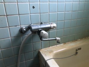 こんにちは！ 株式会社山嘉の田口太一と申します。 本日は、浴室水栓取替工事のご紹介をさせて頂きます。 ご依頼ありがとうございます！