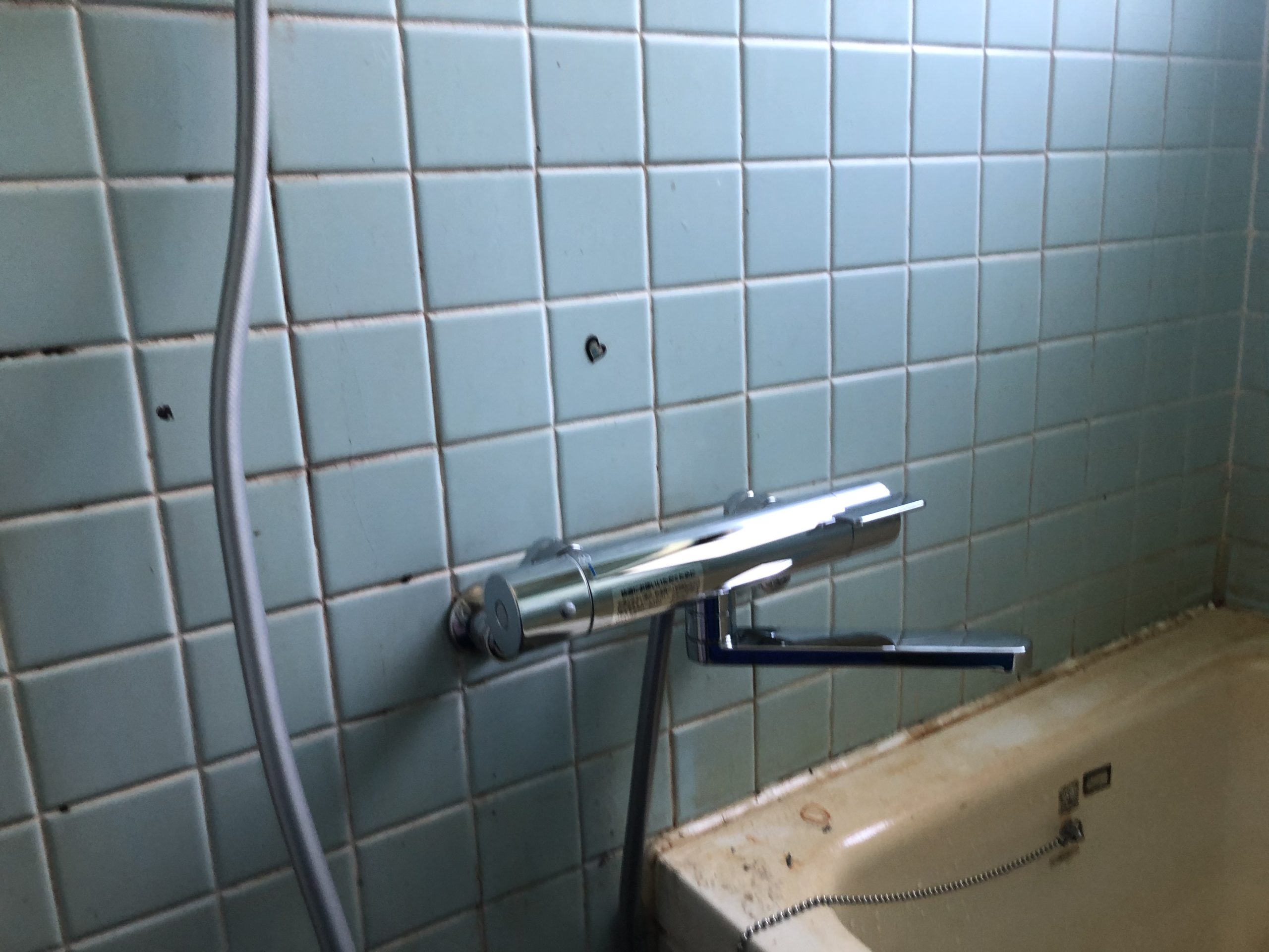 こんにちは! 株式会社山嘉の田口太一と申します。 本日は、浴室水栓取替工事のご紹介をさせて頂きます。 ご依頼ありがとうございます!